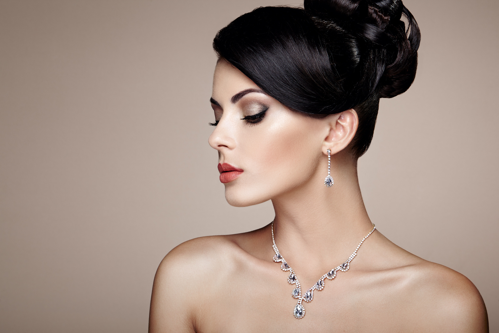 Fashion portrait of young beautiful woman with jewelry